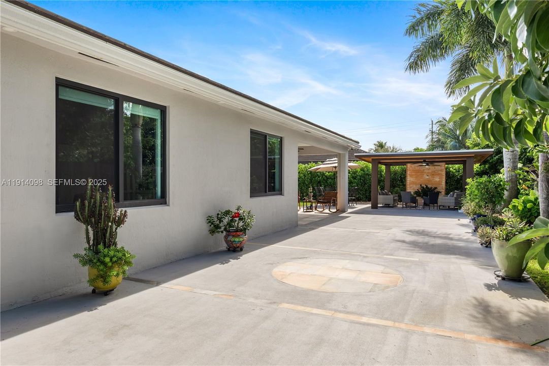 For Sale: $1,100,000 (4 beds, 3 baths, 2850 Square Feet)