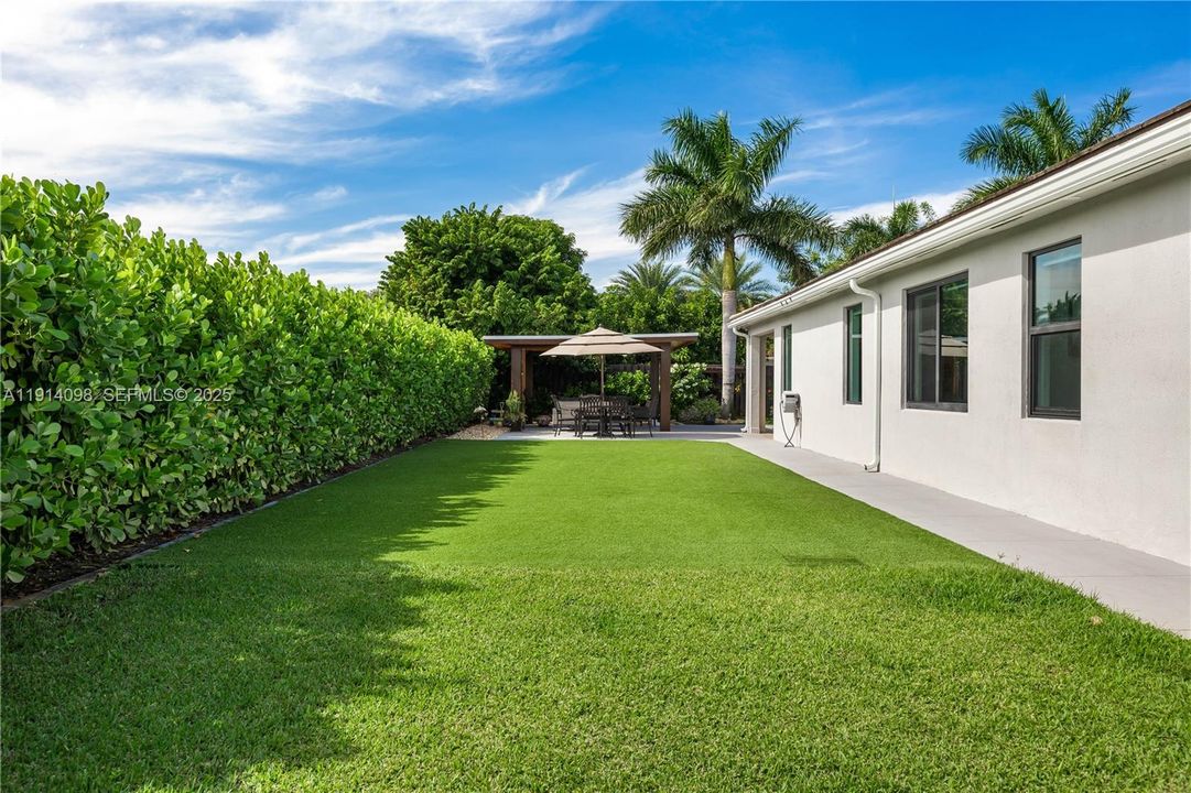 For Sale: $1,100,000 (4 beds, 3 baths, 2850 Square Feet)