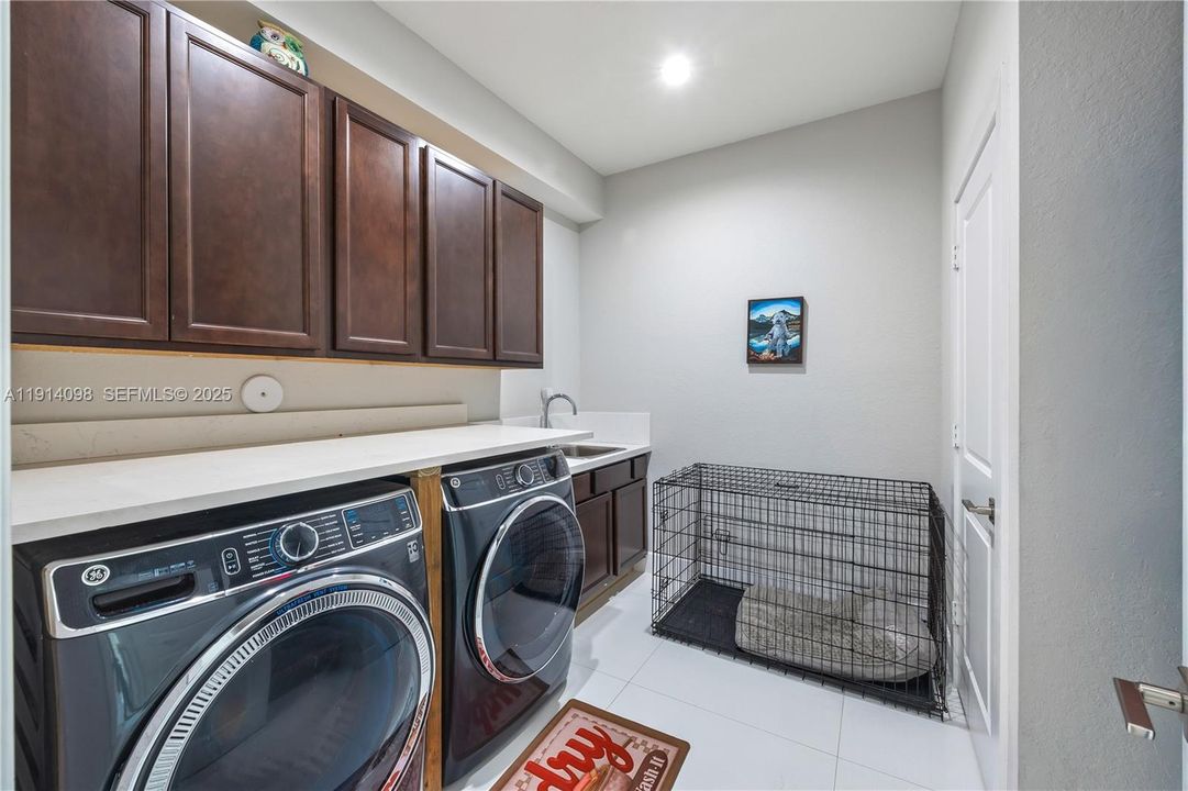 For Sale: $1,100,000 (4 beds, 3 baths, 2850 Square Feet)