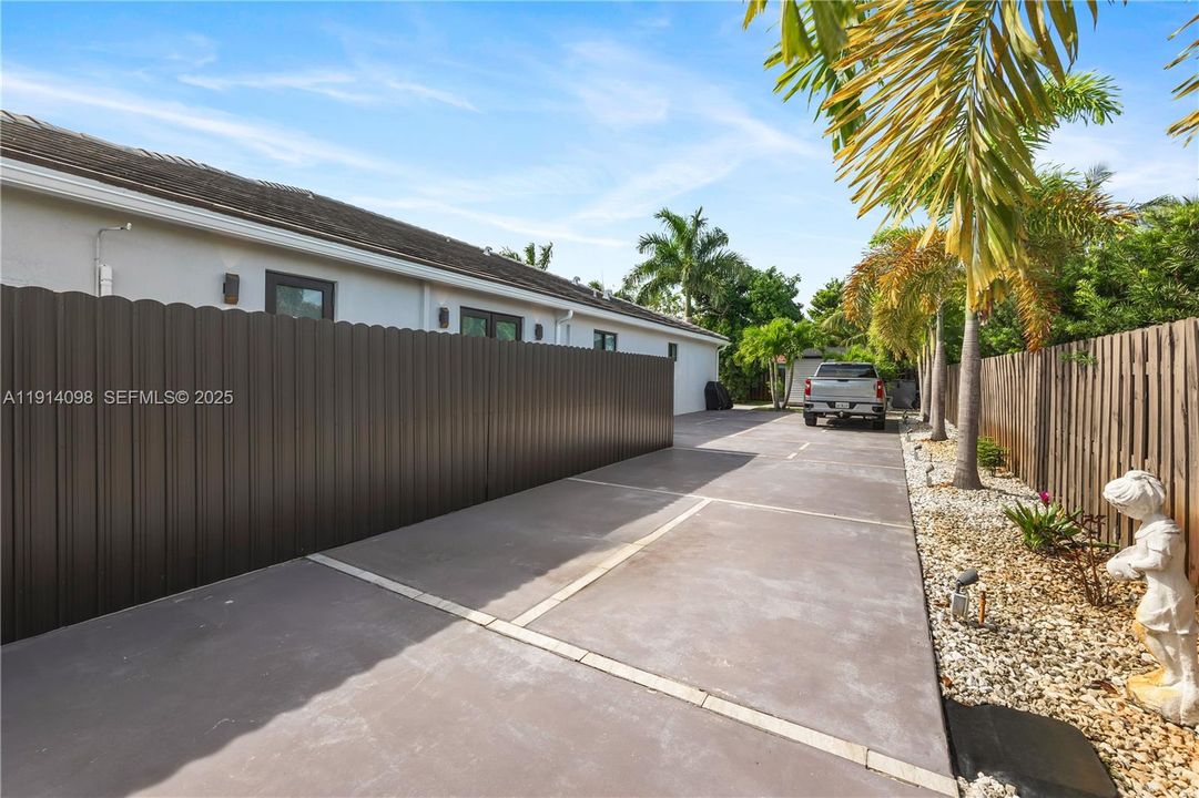 For Sale: $1,100,000 (4 beds, 3 baths, 2850 Square Feet)