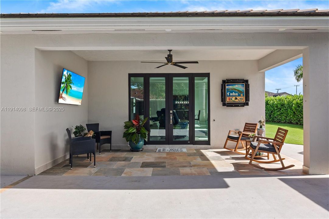 For Sale: $1,100,000 (4 beds, 3 baths, 2850 Square Feet)