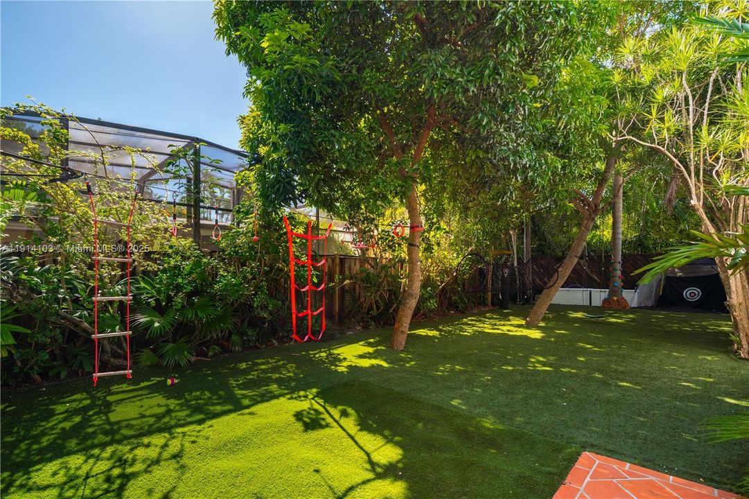 En Venta: $3,350,000 (4 camas, 3 baños, 2622 Pies cuadrados)