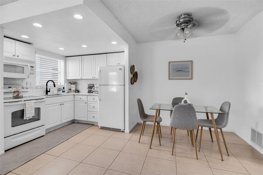 На продажу: $185,000 (1 спален, 1 ванн, 637 Квадратных фут)