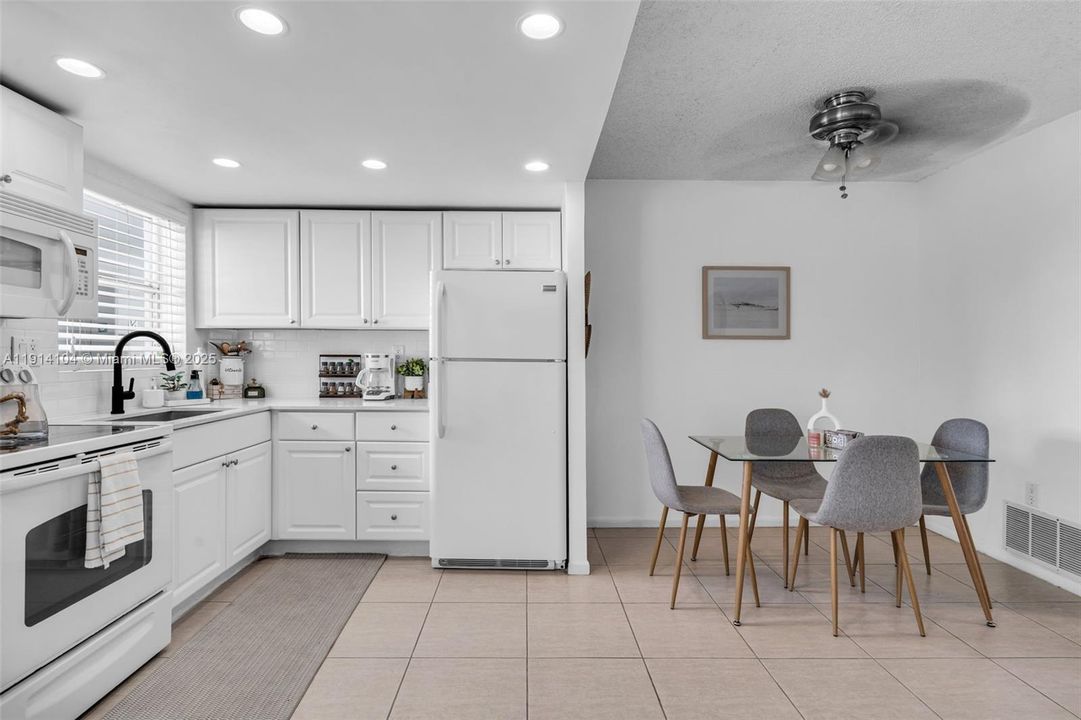 На продажу: $185,000 (1 спален, 1 ванн, 637 Квадратных фут)