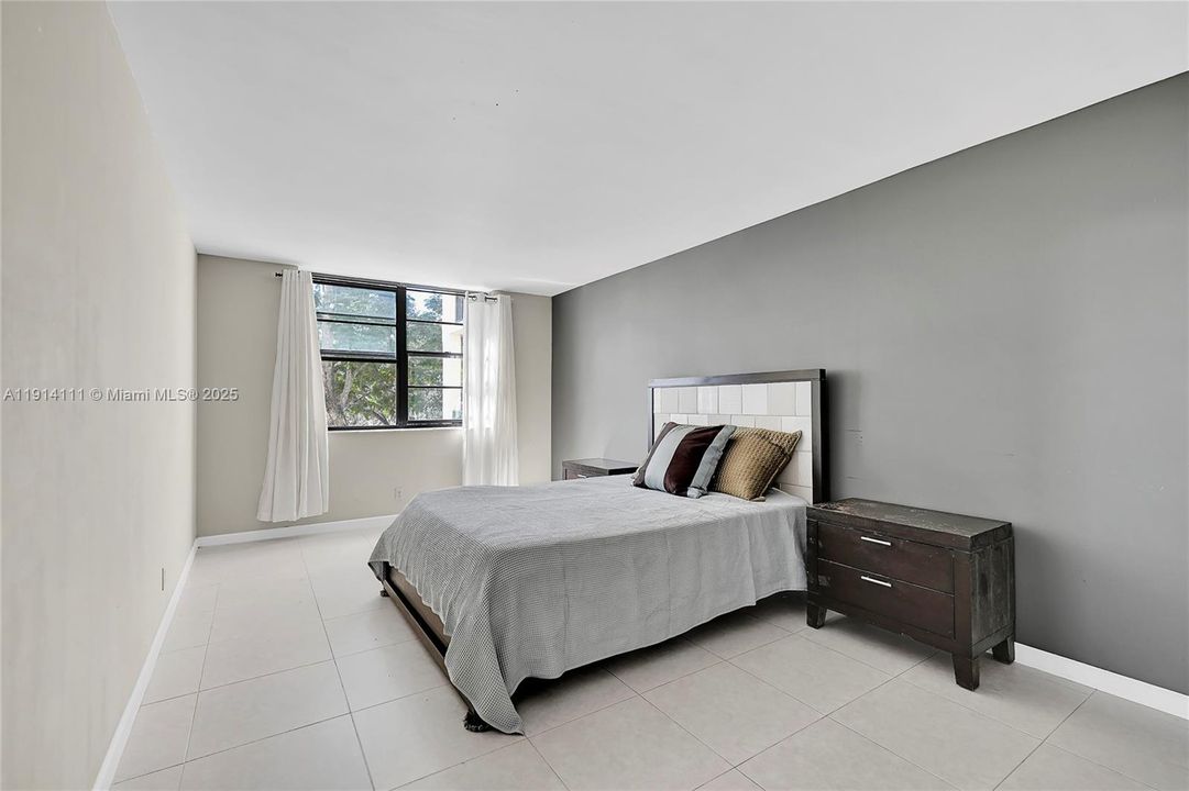 合同活跃: $160,000 (2 贝兹, 2 浴室, 1030 平方英尺)