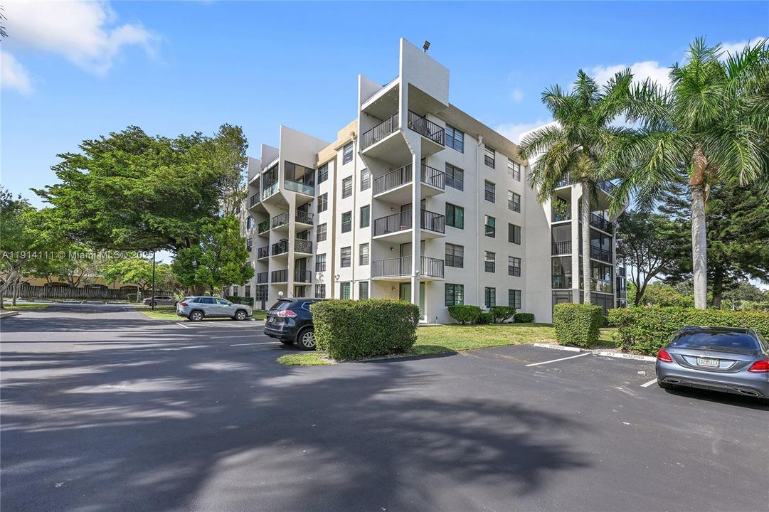 合同活跃: $160,000 (2 贝兹, 2 浴室, 1030 平方英尺)