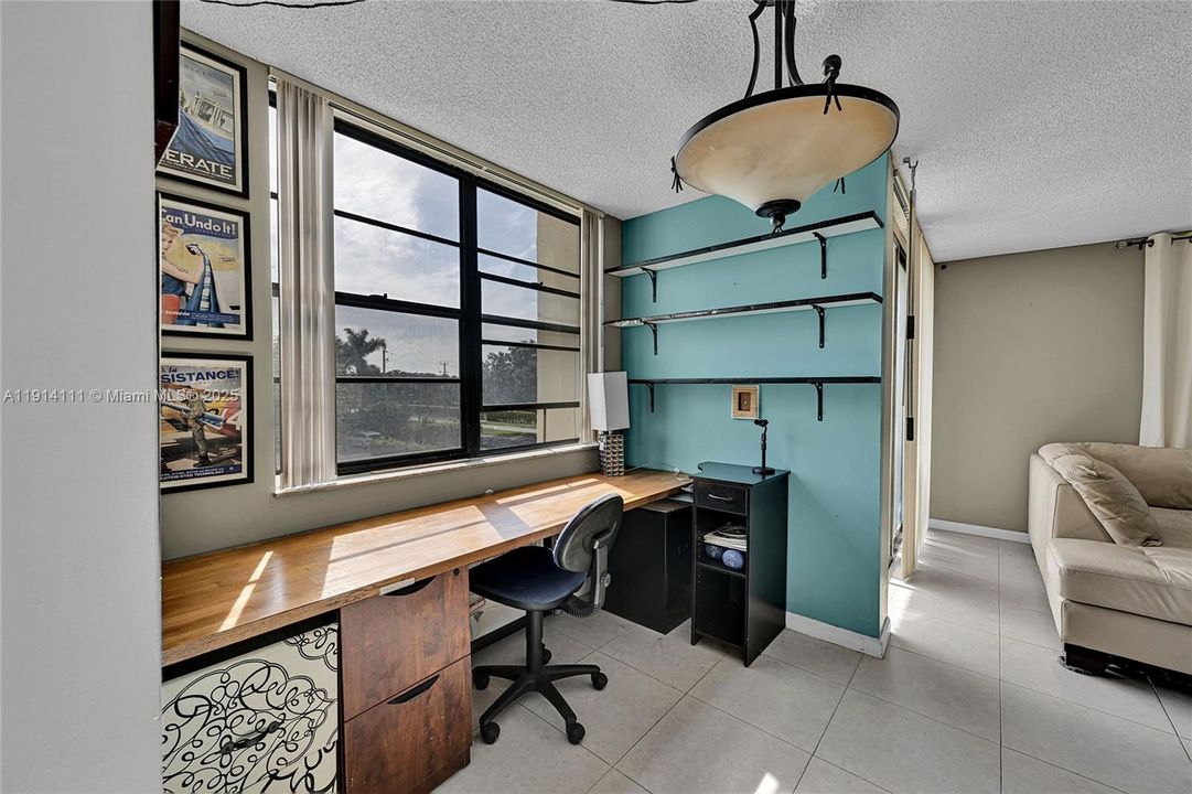 合同活跃: $160,000 (2 贝兹, 2 浴室, 1030 平方英尺)