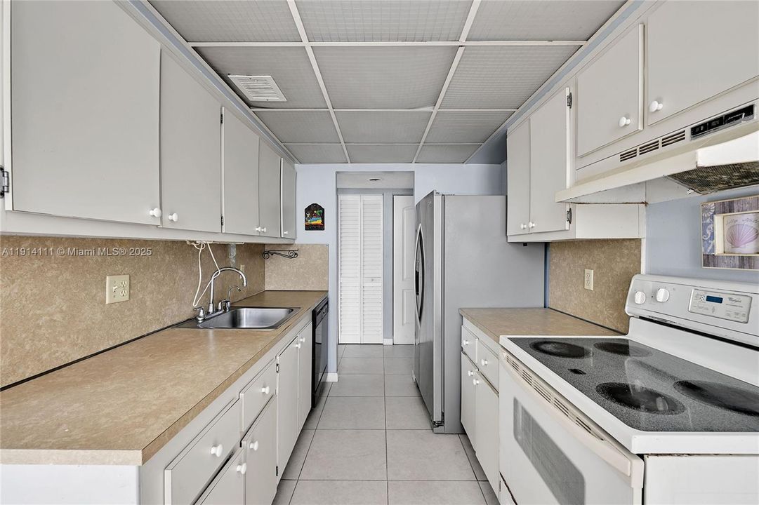 合同活跃: $160,000 (2 贝兹, 2 浴室, 1030 平方英尺)