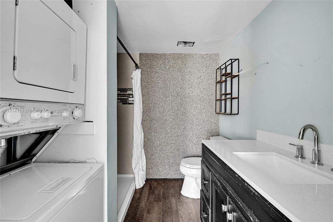 合同活跃: $160,000 (2 贝兹, 2 浴室, 1030 平方英尺)