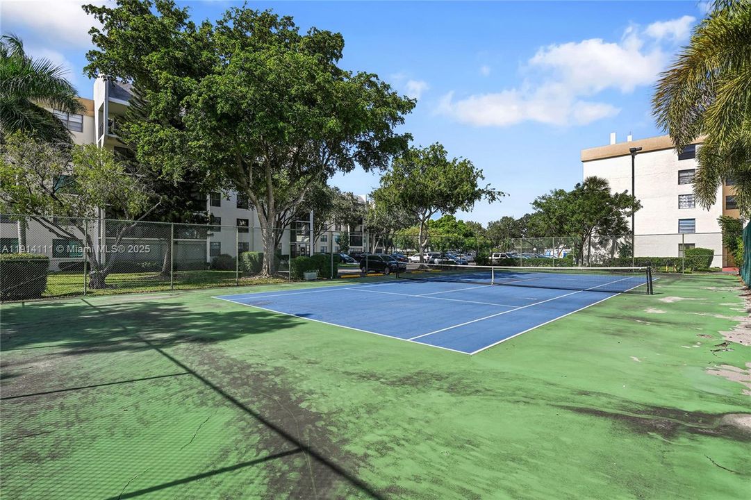 合同活跃: $160,000 (2 贝兹, 2 浴室, 1030 平方英尺)