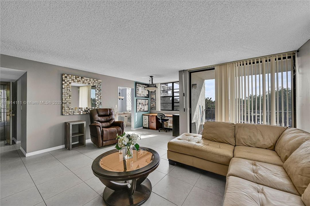 合同活跃: $160,000 (2 贝兹, 2 浴室, 1030 平方英尺)