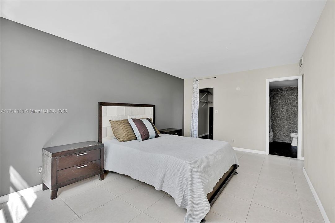 合同活跃: $160,000 (2 贝兹, 2 浴室, 1030 平方英尺)