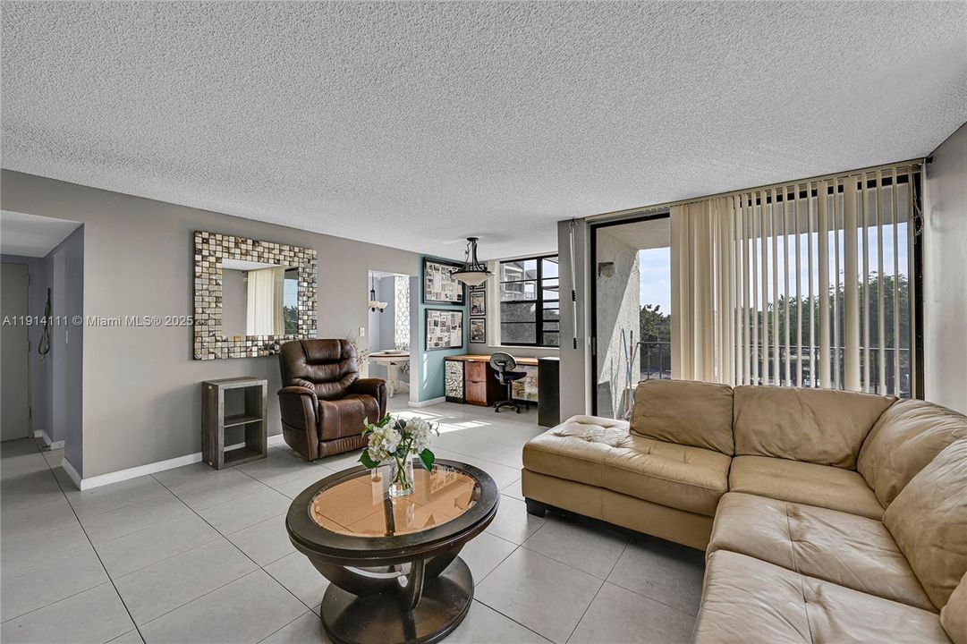 合同活跃: $160,000 (2 贝兹, 2 浴室, 1030 平方英尺)