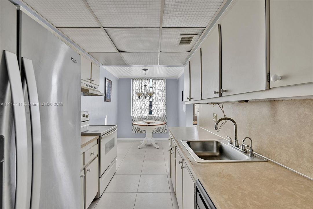 合同活跃: $160,000 (2 贝兹, 2 浴室, 1030 平方英尺)