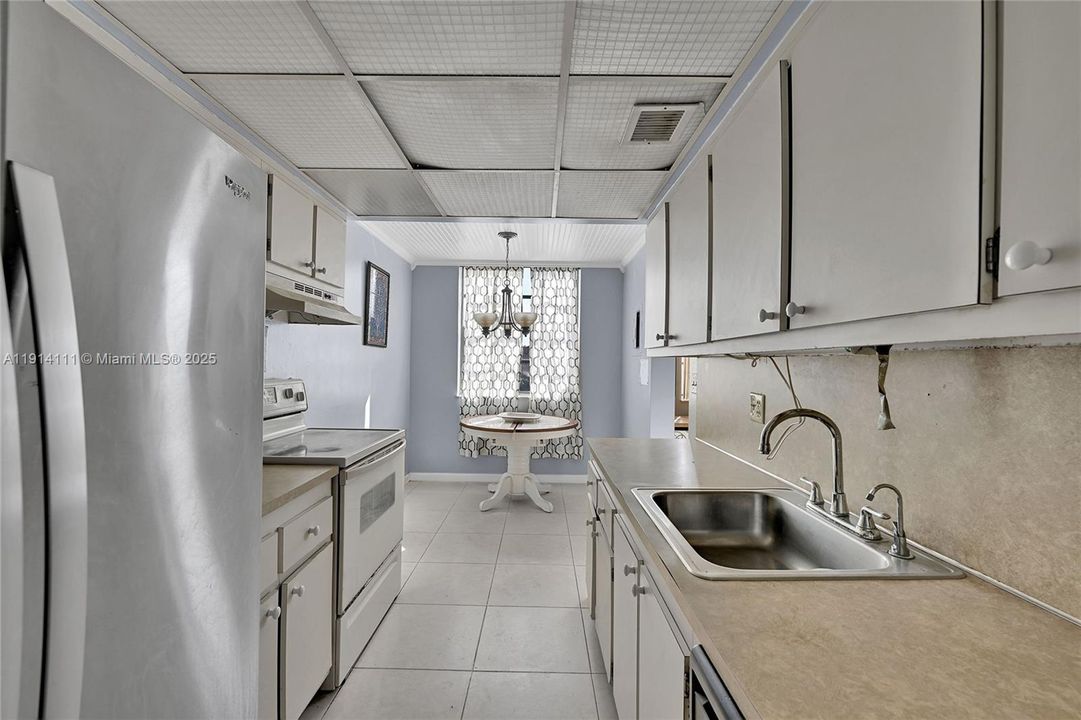 合同活跃: $160,000 (2 贝兹, 2 浴室, 1030 平方英尺)