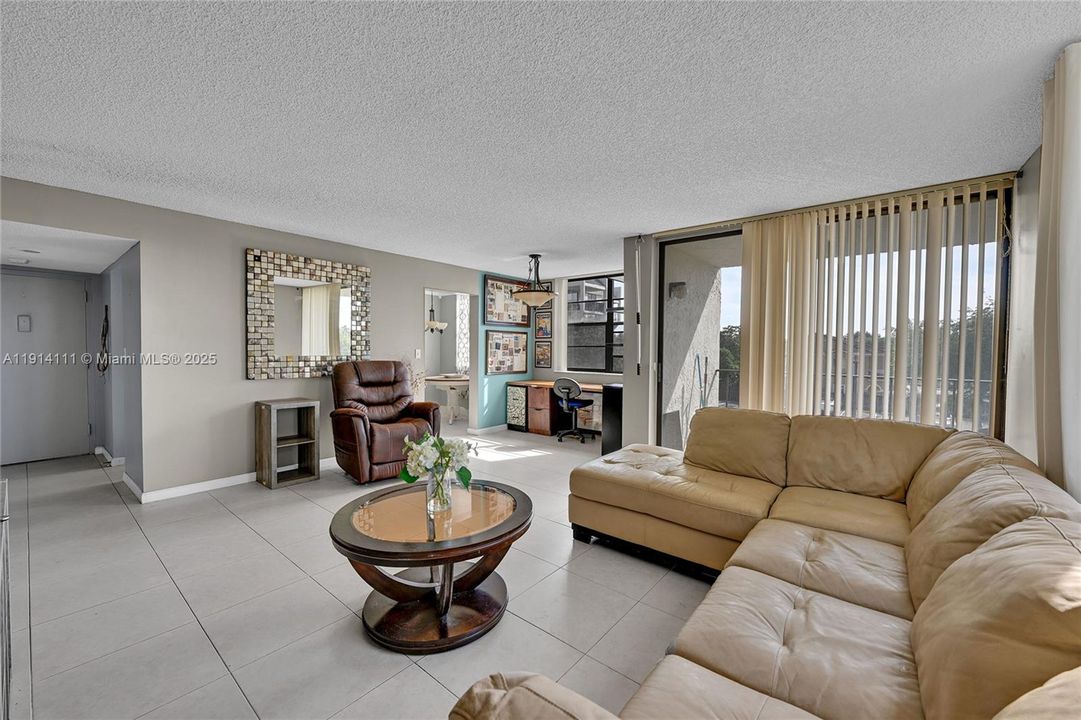 合同活跃: $160,000 (2 贝兹, 2 浴室, 1030 平方英尺)