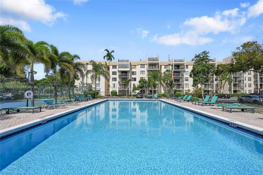 合同活跃: $160,000 (2 贝兹, 2 浴室, 1030 平方英尺)