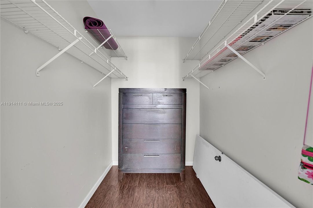 合同活跃: $160,000 (2 贝兹, 2 浴室, 1030 平方英尺)