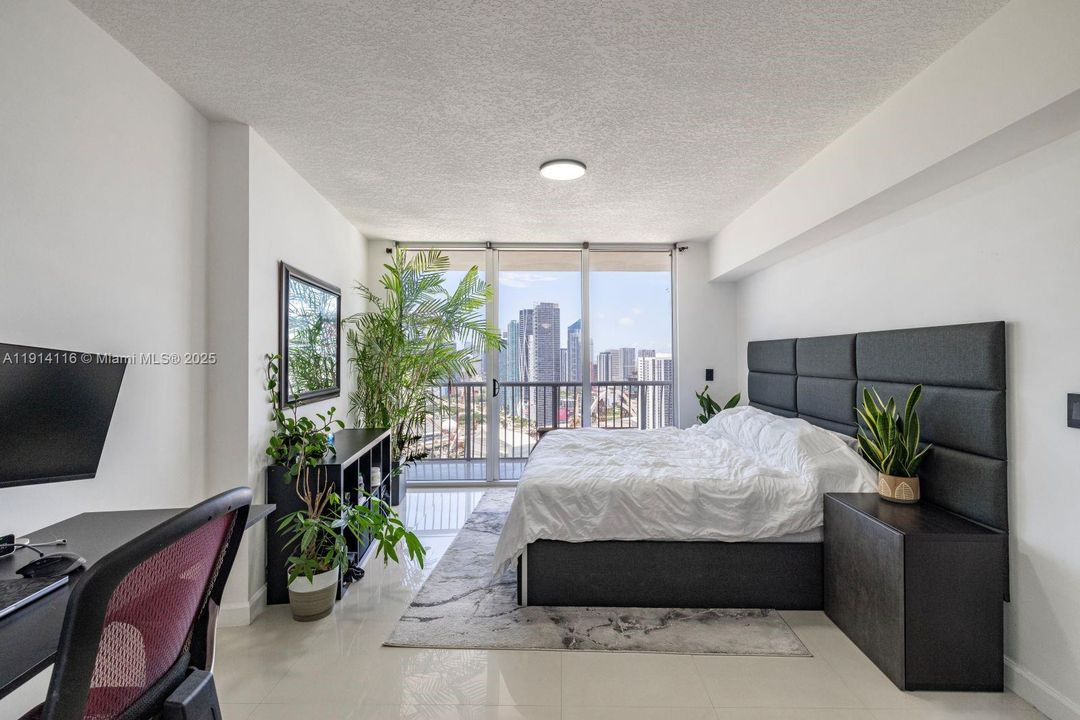 Active With Contract: $350,000 (1 beds, 1 baths, 791 Square Feet)