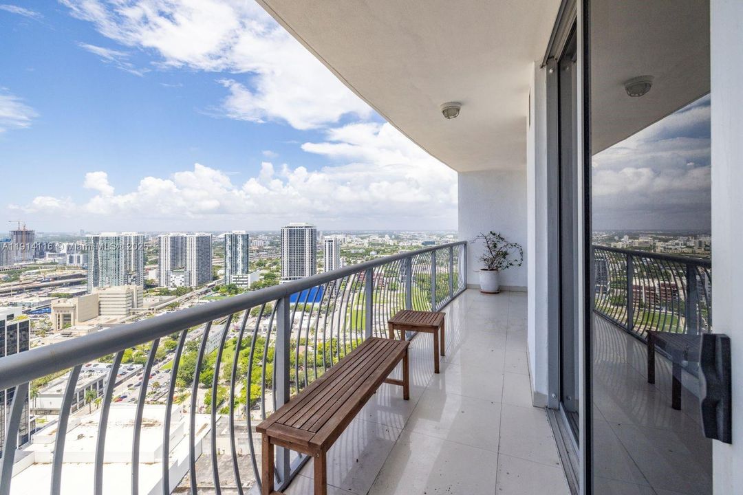 Active With Contract: $350,000 (1 beds, 1 baths, 791 Square Feet)