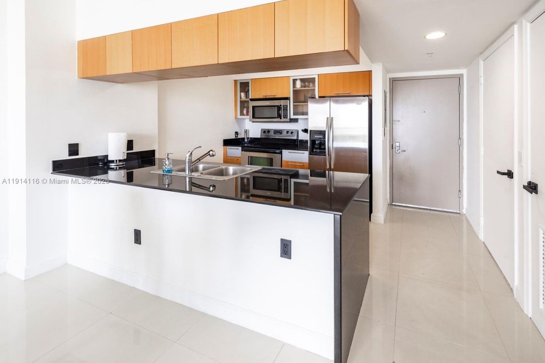 Active With Contract: $350,000 (1 beds, 1 baths, 791 Square Feet)