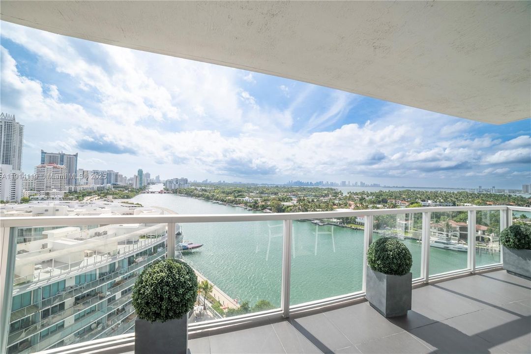 Active With Contract: $5,700 (2 beds, 2 baths, 952 Square Feet)