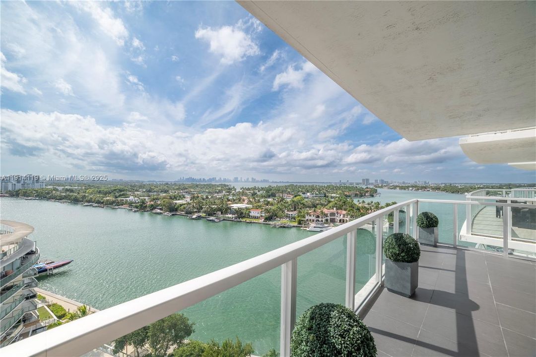 Active With Contract: $5,700 (2 beds, 2 baths, 952 Square Feet)