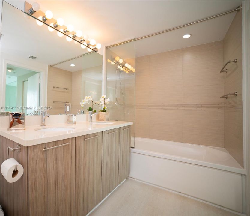 Active With Contract: $5,700 (2 beds, 2 baths, 952 Square Feet)