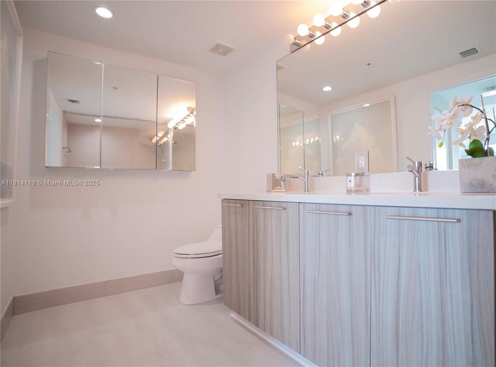 Active With Contract: $5,700 (2 beds, 2 baths, 952 Square Feet)