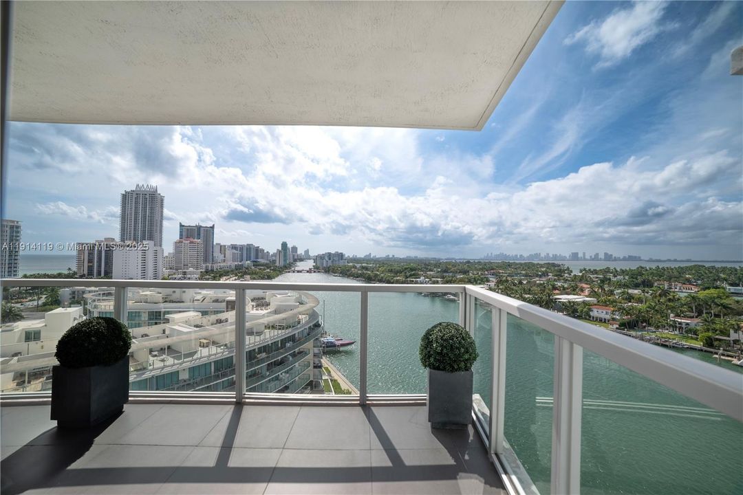 Active With Contract: $5,700 (2 beds, 2 baths, 952 Square Feet)