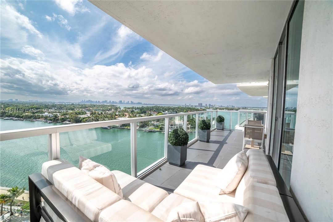 Active With Contract: $5,700 (2 beds, 2 baths, 952 Square Feet)