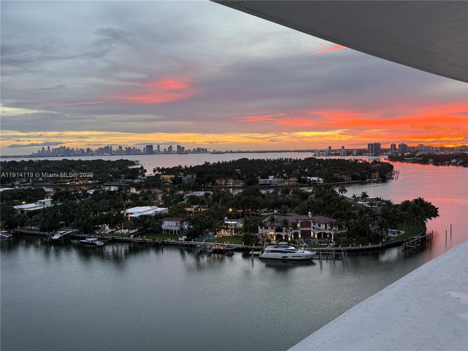 Active With Contract: $5,700 (2 beds, 2 baths, 952 Square Feet)