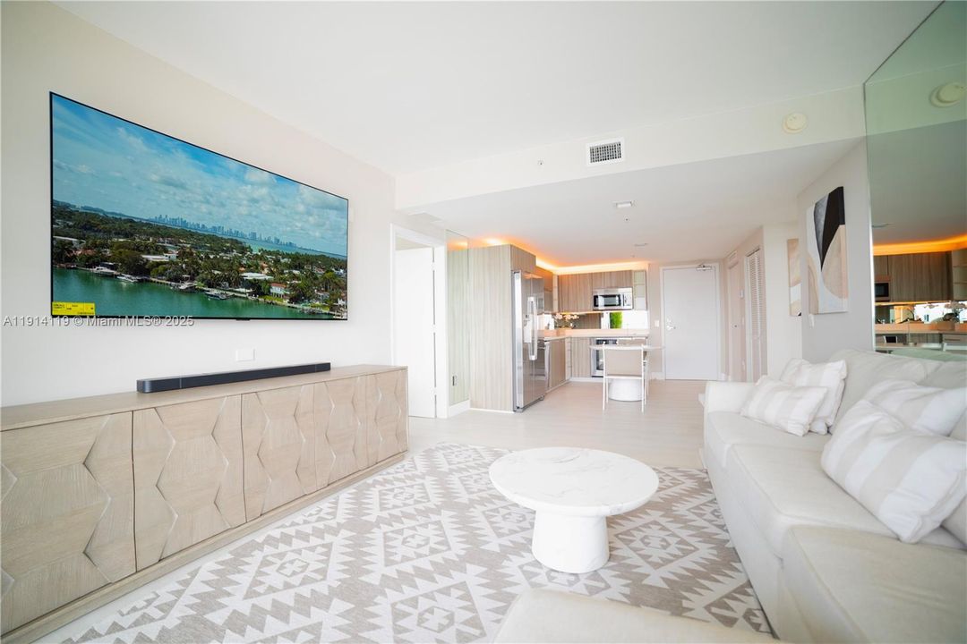 Active With Contract: $5,700 (2 beds, 2 baths, 952 Square Feet)