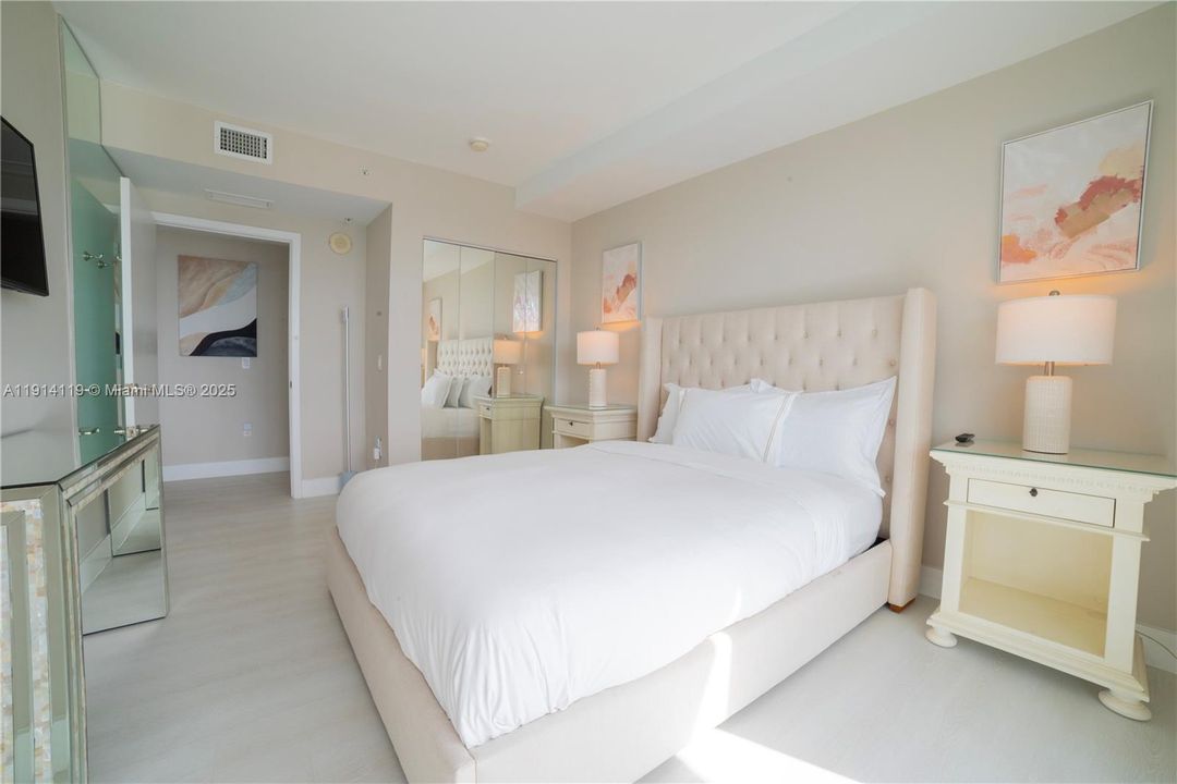 Active With Contract: $5,700 (2 beds, 2 baths, 952 Square Feet)