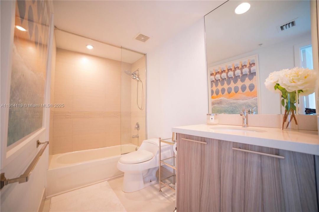 Active With Contract: $5,700 (2 beds, 2 baths, 952 Square Feet)