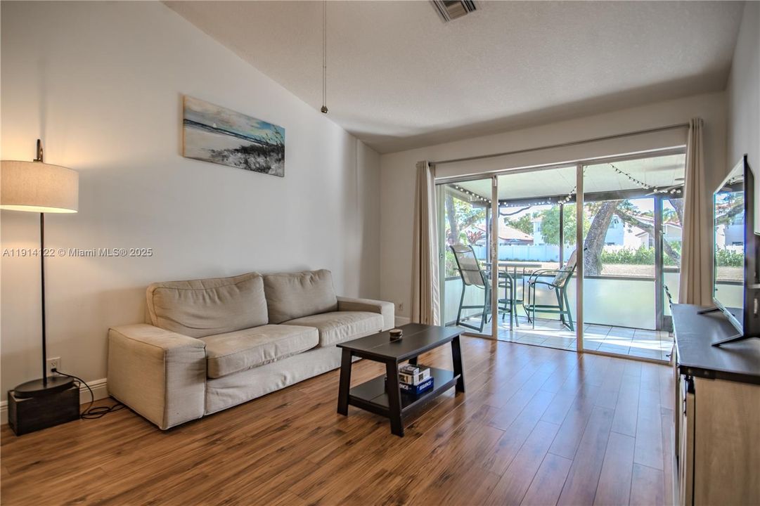 En Venta: $395,000 (2 camas, 2 baños, 1266 Pies cuadrados)