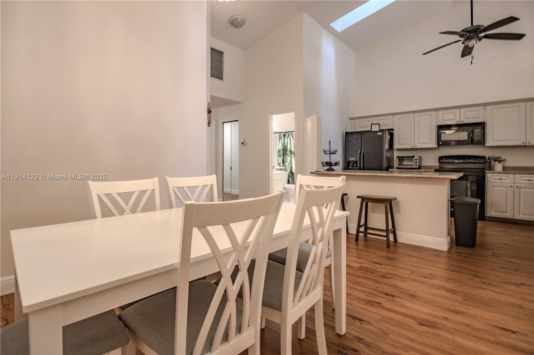 En Venta: $395,000 (2 camas, 2 baños, 1266 Pies cuadrados)