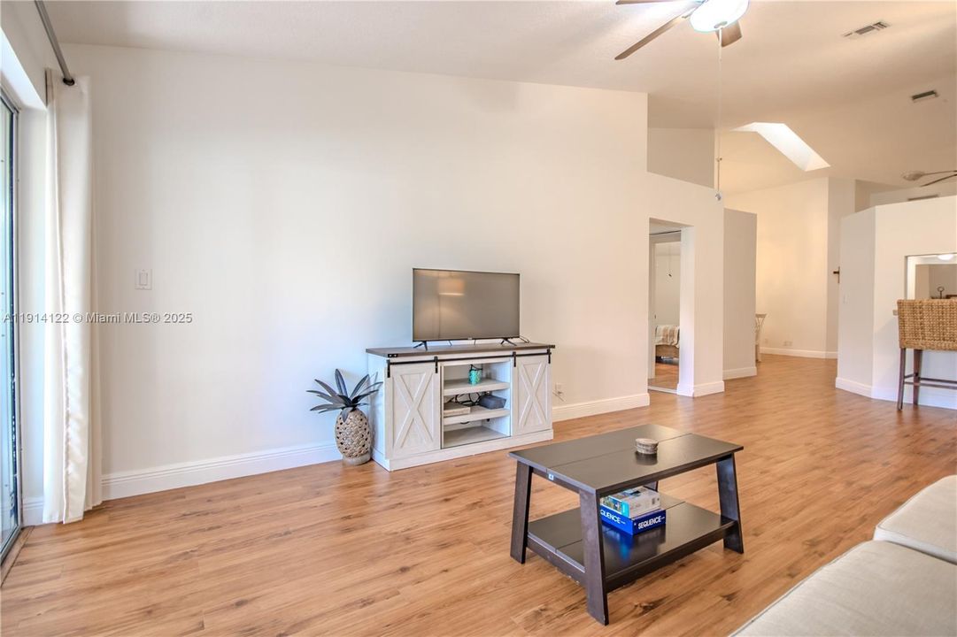 En Venta: $395,000 (2 camas, 2 baños, 1266 Pies cuadrados)