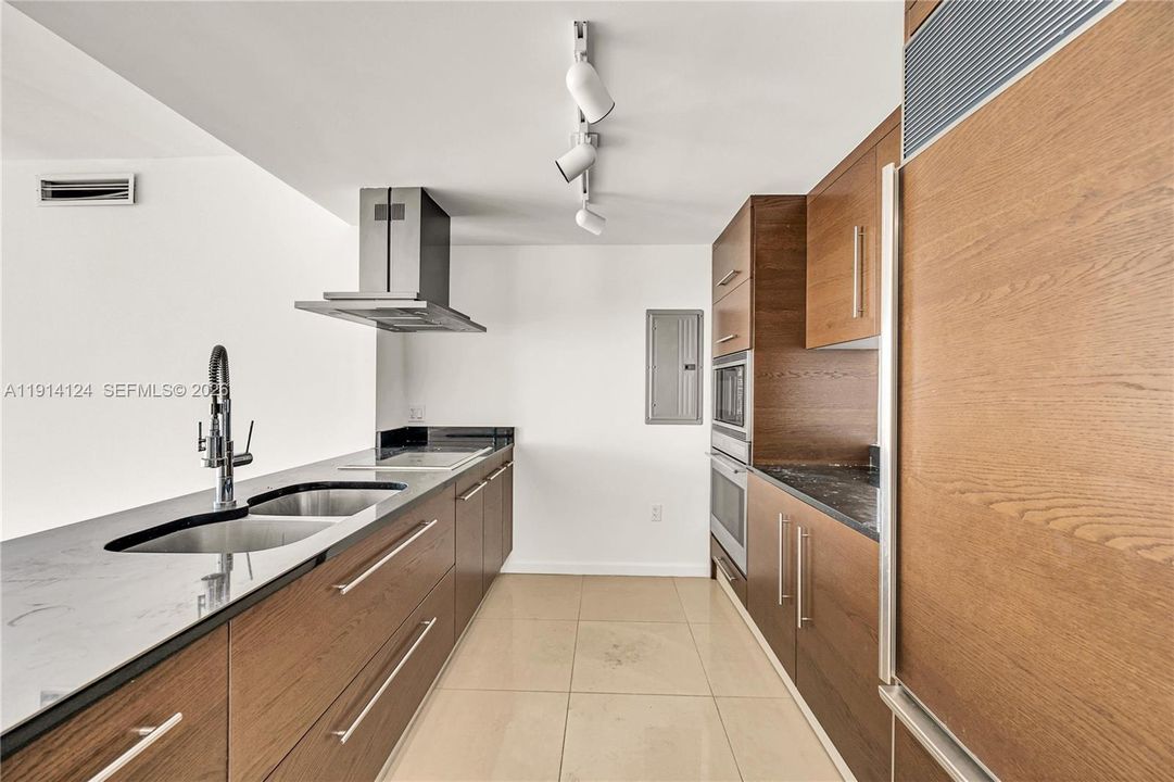 For Sale: $1,199,000 (2 beds, 2 baths, 1518 Square Feet)