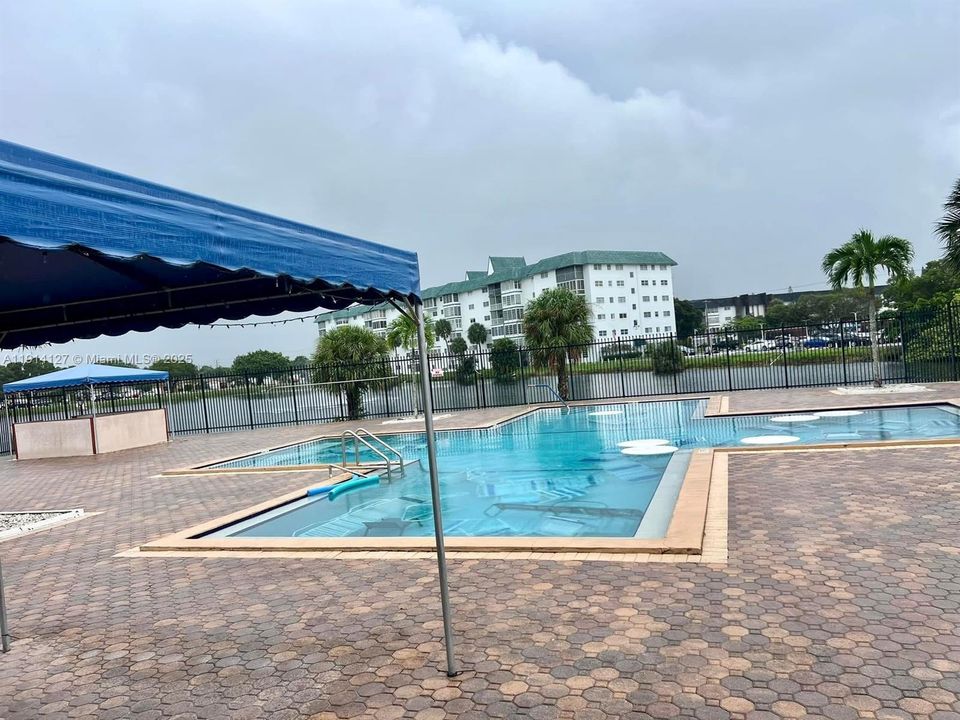 待售: $99,900 (1 贝兹, 1 浴室, 928 平方英尺)