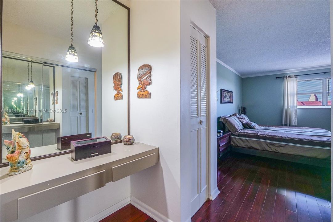 待售: $99,900 (1 贝兹, 1 浴室, 928 平方英尺)