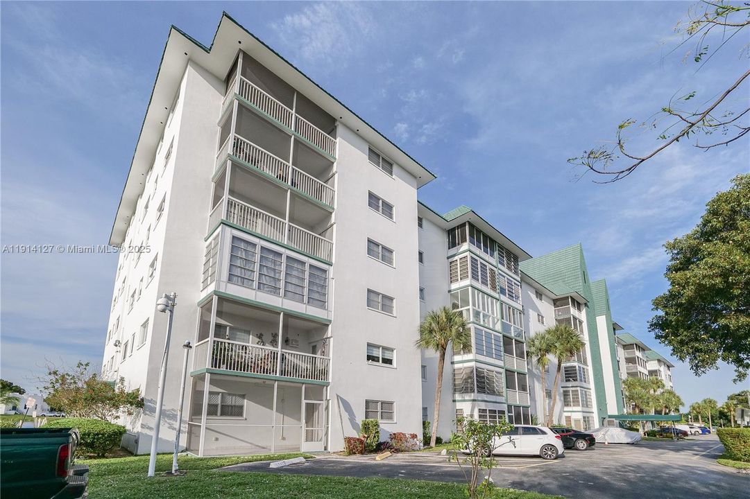 待售: $99,900 (1 贝兹, 1 浴室, 928 平方英尺)