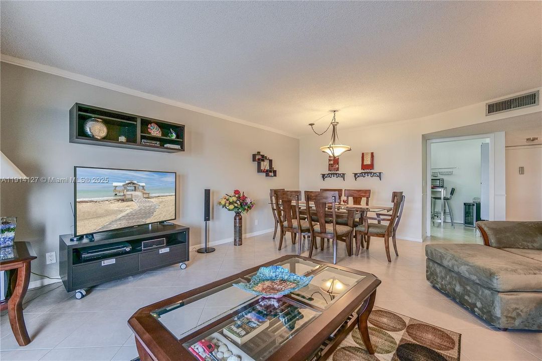 待售: $99,900 (1 贝兹, 1 浴室, 928 平方英尺)