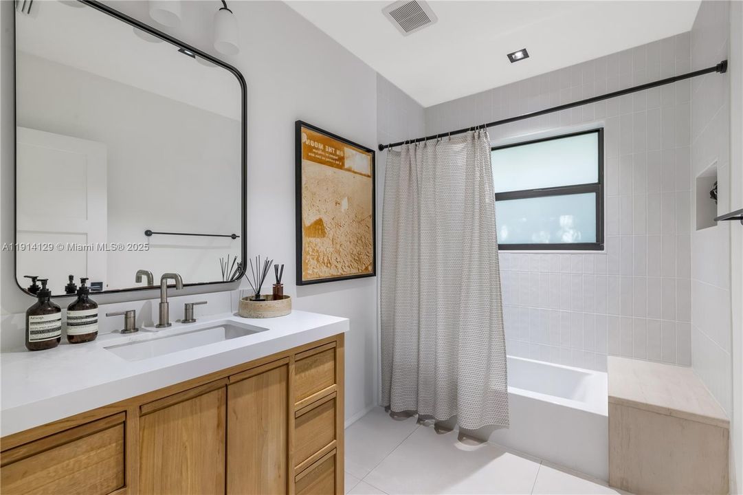 Active With Contract: $7,950 (2 beds, 2 baths, 1434 Square Feet)