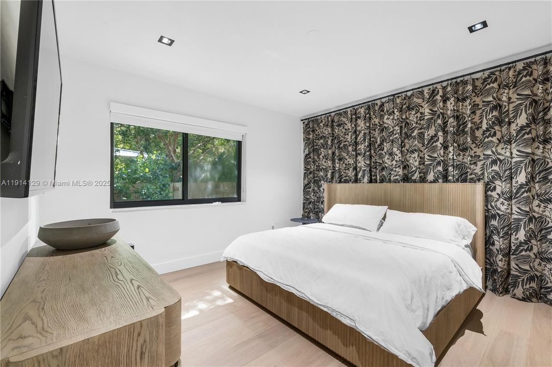 Active With Contract: $7,950 (2 beds, 2 baths, 1434 Square Feet)