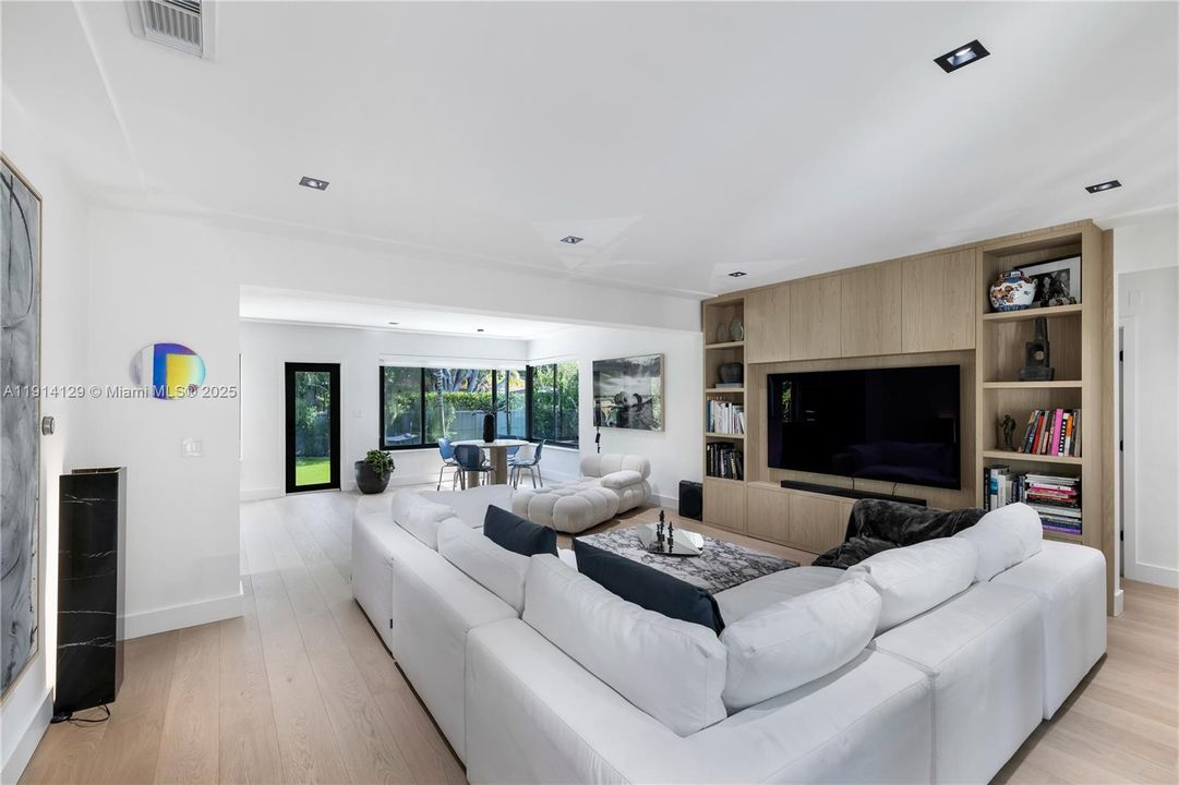 Active With Contract: $7,950 (2 beds, 2 baths, 1434 Square Feet)