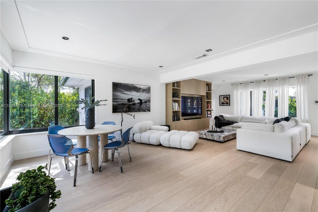 Active With Contract: $7,950 (2 beds, 2 baths, 1434 Square Feet)