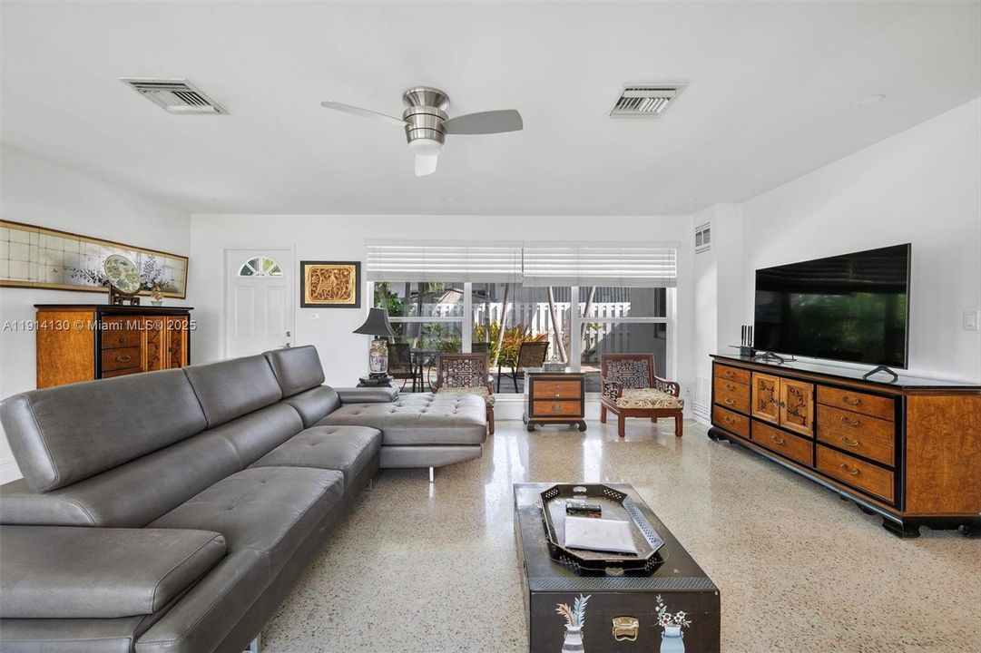 待售: $1,150,000 (2 贝兹, 2 浴室, 1204 平方英尺)