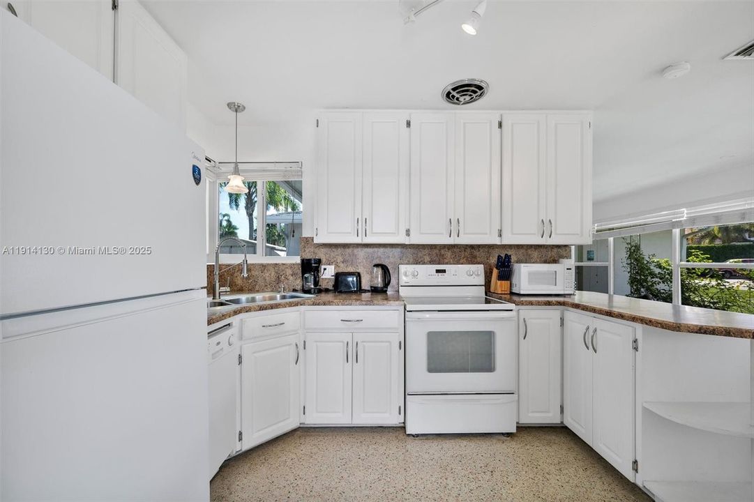 待售: $1,150,000 (2 贝兹, 2 浴室, 1204 平方英尺)