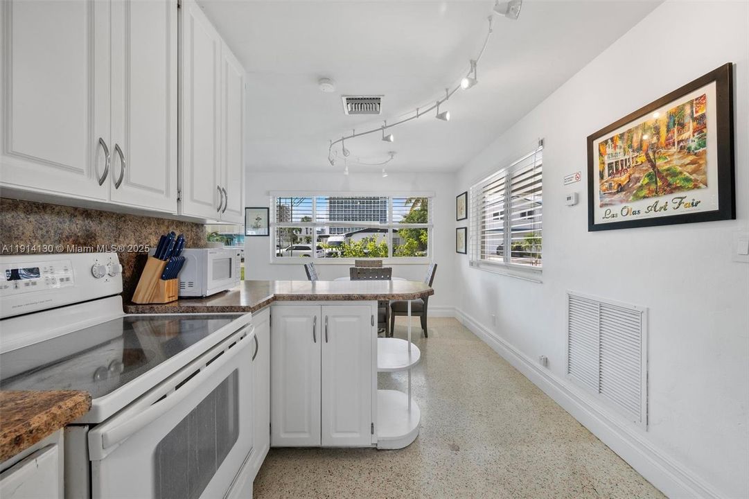 待售: $1,150,000 (2 贝兹, 2 浴室, 1204 平方英尺)